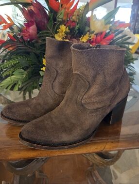 FREEBIRD by Steven Grey “SALT” Taupe Stone Suede Ankle Boots Booties Sz 8